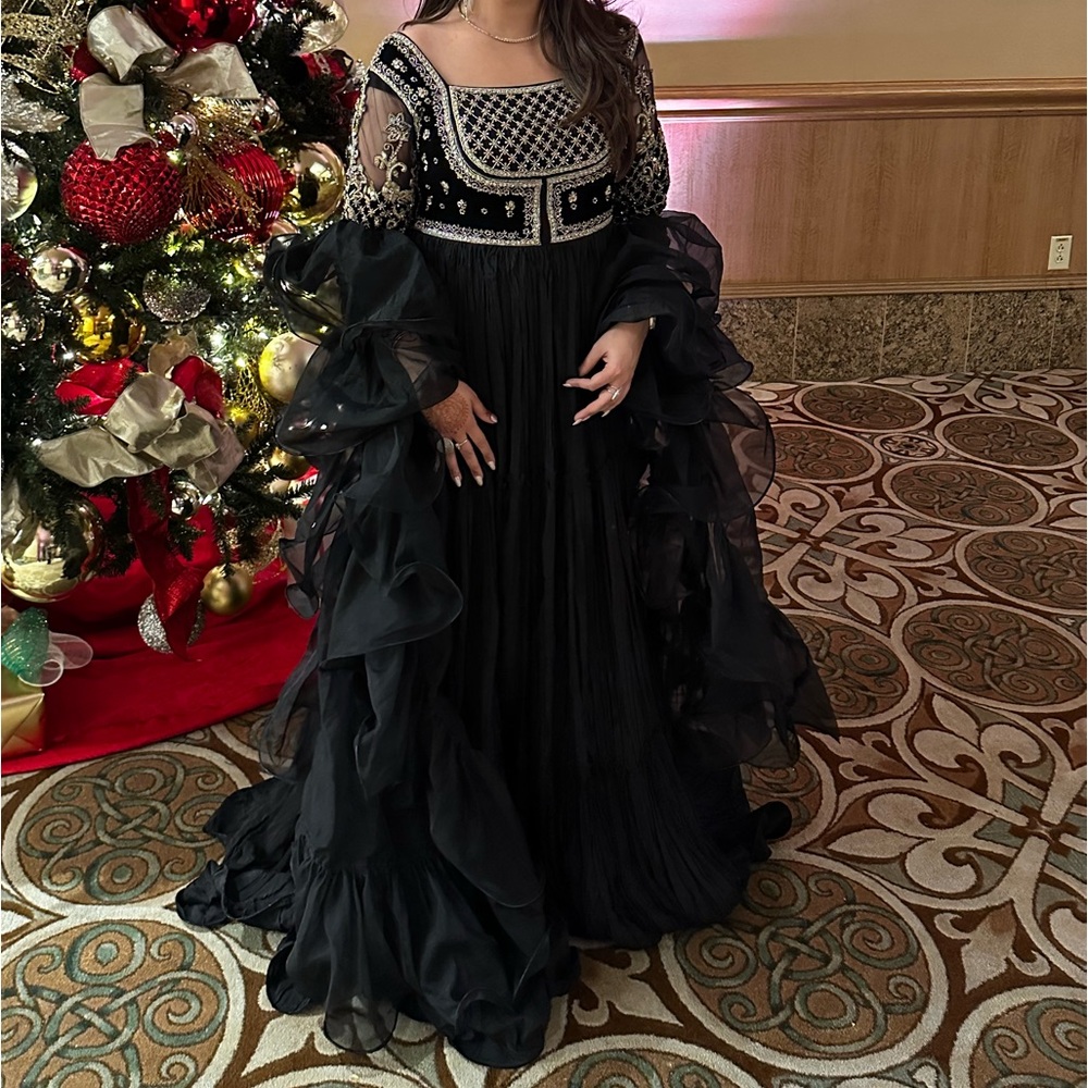 Warda Qutub Pakistan Formal Black outfit
